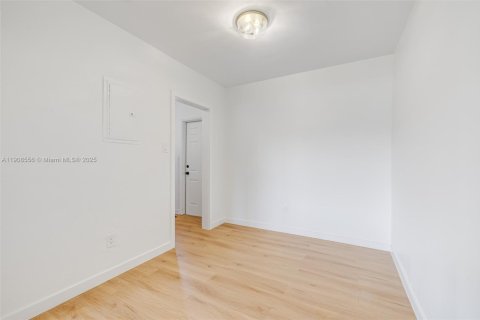 House in Miami, Florida 2 bedrooms, 67.45 sq.m. № 1964328 - photo 25