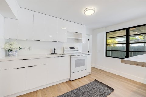 House in Miami, Florida 2 bedrooms, 67.45 sq.m. № 1964328 - photo 6