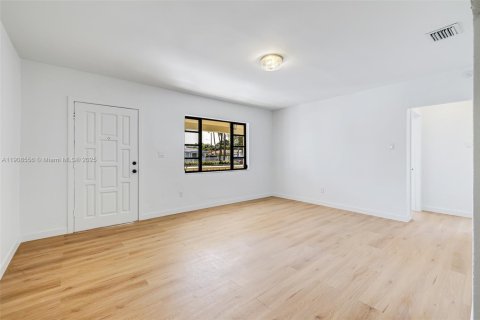 House in Miami, Florida 2 bedrooms, 67.45 sq.m. № 1964328 - photo 22