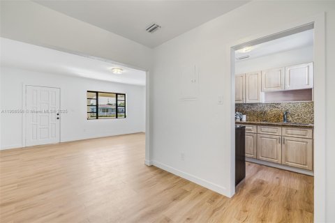 House in Miami, Florida 2 bedrooms, 67.45 sq.m. № 1964328 - photo 26