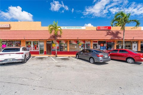 Propiedad comercial en venta en Fort Lauderdale, Florida № 1864852 - foto 2