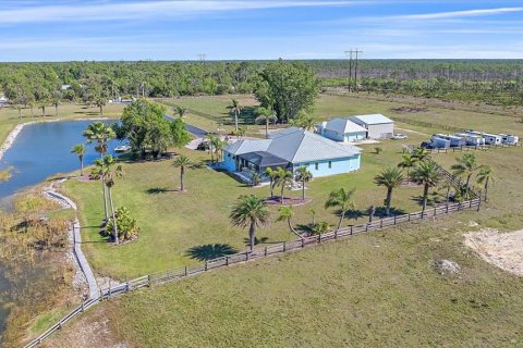 House in Punta Gorda, Florida 4 bedrooms, 396.97 sq.m. № 1789432 - photo 3