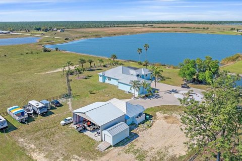House in Punta Gorda, Florida 4 bedrooms, 396.97 sq.m. № 1789432 - photo 1