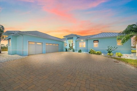 House in Punta Gorda, Florida 4 bedrooms, 396.97 sq.m. № 1789432 - photo 4