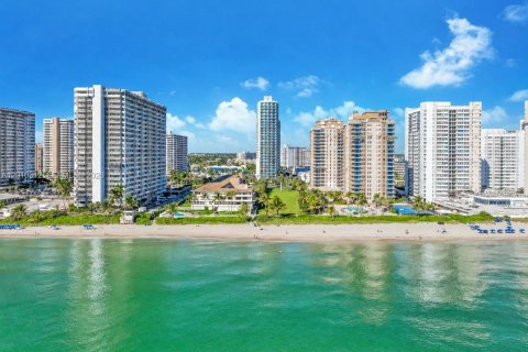 Condominio en Hallandale Beach, Florida, 2 dormitorios  № 2241715