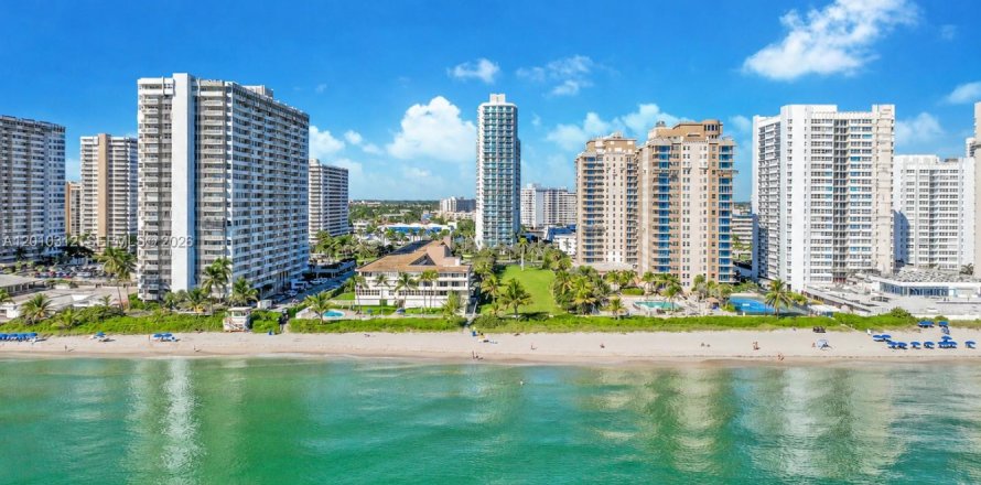 Condominio en Hallandale Beach, Florida, 2 dormitorios  № 2241715