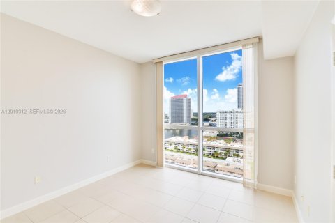 Condominio en venta en Hallandale Beach, Florida, 2 dormitorios, 121.33 m2 № 2241715 - foto 16