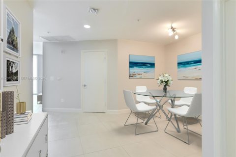 Condominio en venta en Hallandale Beach, Florida, 2 dormitorios, 121.33 m2 № 2241715 - foto 9