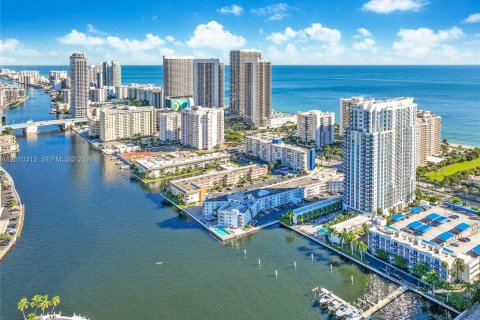 Condominio en venta en Hallandale Beach, Florida, 2 dormitorios, 121.33 m2 № 2241715 - foto 2