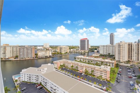 Condominio en venta en Hallandale Beach, Florida, 2 dormitorios, 121.33 m2 № 2241715 - foto 4