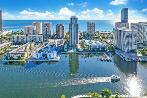 Condominio en venta en Hallandale Beach, Florida, 2 dormitorios, 121.33 m2 № 2241715 - foto 3