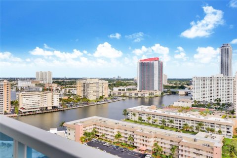 Condominio en venta en Hallandale Beach, Florida, 2 dormitorios, 121.33 m2 № 2241715 - foto 20