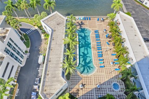 Condominio en venta en Hallandale Beach, Florida, 2 dormitorios, 121.33 m2 № 2241715 - foto 29