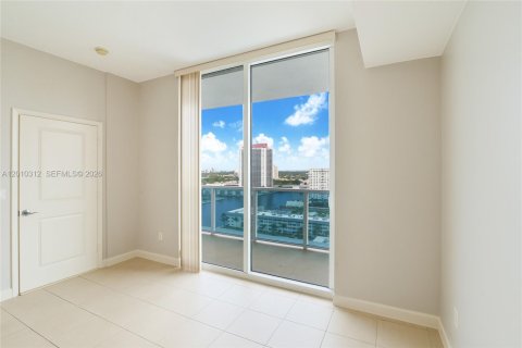 Condominio en venta en Hallandale Beach, Florida, 2 dormitorios, 121.33 m2 № 2241715 - foto 19