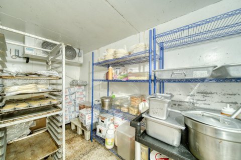 Commercial property in Miami, Florida № 2026191 - photo 9
