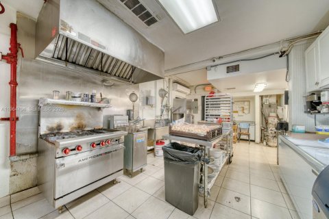 Commercial property in Miami, Florida № 2026191 - photo 13