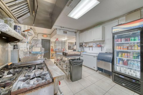 Commercial property in Miami, Florida № 2026191 - photo 12
