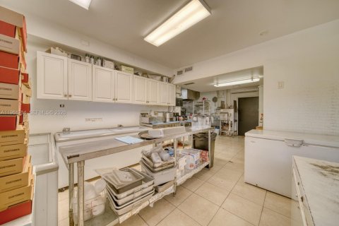 Commercial property in Miami, Florida № 2026191 - photo 14