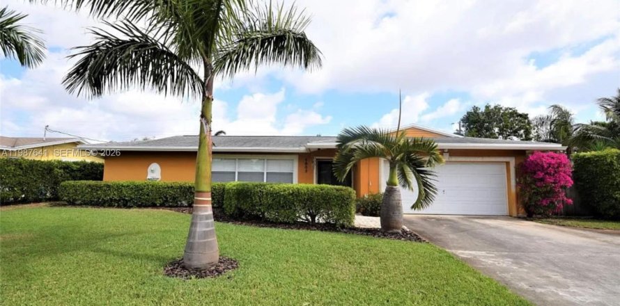 House in Boynton Beach, Florida 4 bedrooms, 179.3 sq.m. № 2049012
