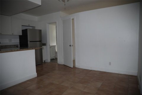 Condo in Oakland Park, Florida, 1 bedroom  № 1210170 - photo 1