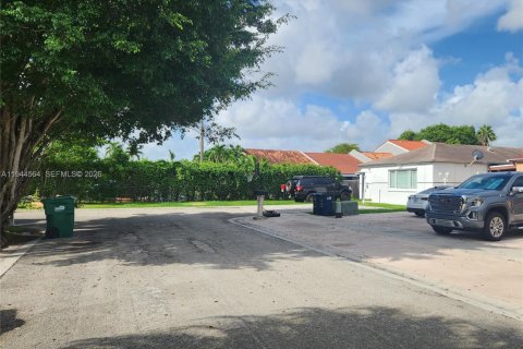 House in Miami, Florida 3 bedrooms, 151.52 sq.m. № 2000937 - photo 1