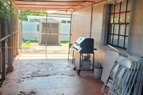 House in Miami, Florida 3 bedrooms, 151.52 sq.m. № 2000937 - photo 13