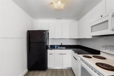 Condo in Miami Beach, Florida, 2 bedrooms  № 1836193 - photo 19