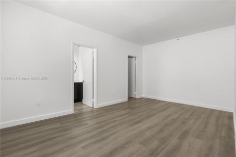 Condo in Miami Beach, Florida, 2 bedrooms  № 1836193 - photo 15