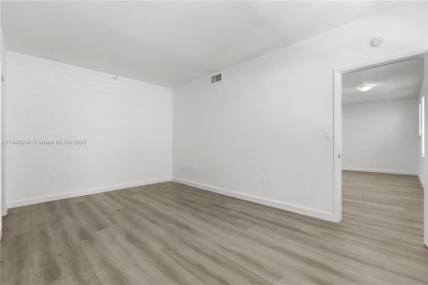 Condo in Miami Beach, Florida, 2 bedrooms  № 1836193 - photo 16
