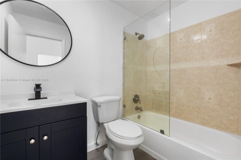 Condo in Miami Beach, Florida, 2 bedrooms  № 1836193 - photo 14