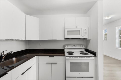 Condo in Miami Beach, Florida, 2 bedrooms  № 1836193 - photo 10