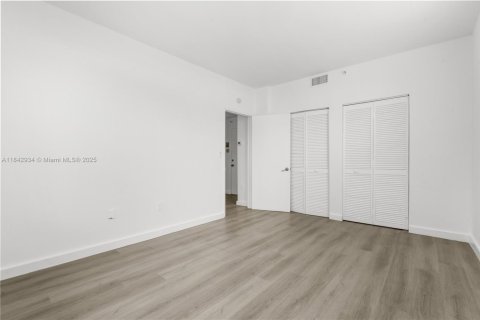 Condo in Miami Beach, Florida, 2 bedrooms  № 1836193 - photo 21