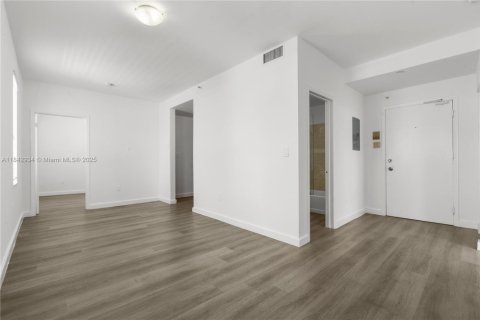 Condo in Miami Beach, Florida, 2 bedrooms  № 1836193 - photo 18