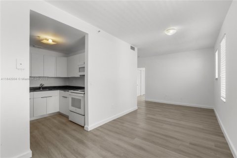 Condo in Miami Beach, Florida, 2 bedrooms  № 1836193 - photo 8