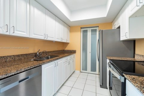 Condo in Miami Beach, Florida, 1 bedroom  № 2022577 - photo 14