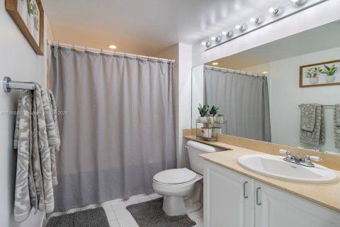 Condo in Miami Beach, Florida, 1 bedroom  № 2022577 - photo 16