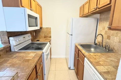 Снять в аренду кондоминиум в Бойнтон-Бич, Флорида 2 спальни, 80.27м2, № 1991418 - фото 1