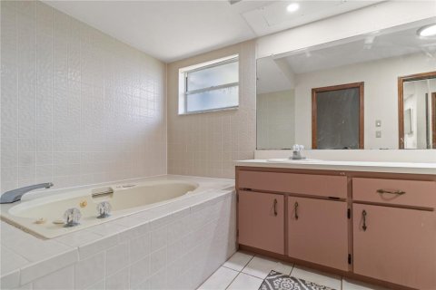 Villa ou maison à vendre à Spring Hill, Floride: 4 chambres, 252.32 m2 № 1912516 - photo 15