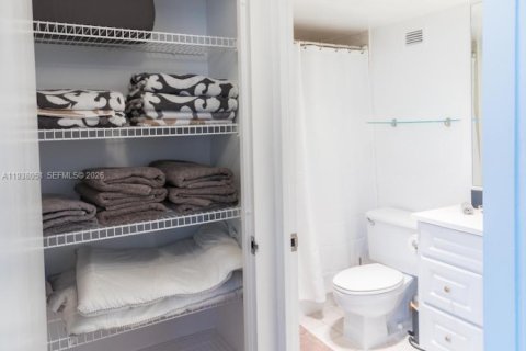 Copropriété à louer à Surfside, Floride: 1 chambre, 84.08 m2 № 1995810 - photo 15