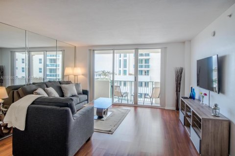 Condo à Surfside, Floride, 1 chambre  № 1995810