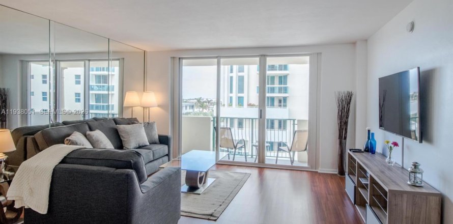 Condo à Surfside, Floride, 1 chambre  № 1995810