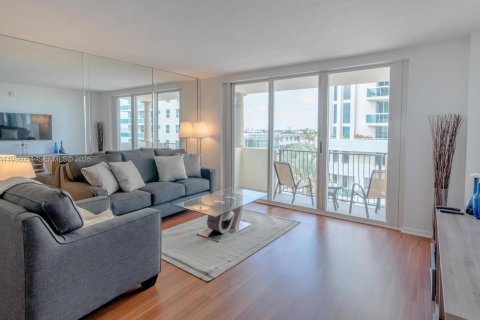 Copropriété à louer à Surfside, Floride: 1 chambre, 84.08 m2 № 1995810 - photo 2