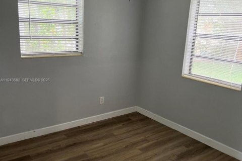 House in Miami, Florida 3 bedrooms, 73.67 sq.m. № 1997723 - photo 5