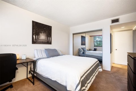 Condo in Weston, Florida, 2 bedrooms  № 2081017 - photo 16