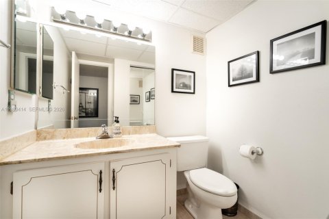 Condo in Weston, Florida, 2 bedrooms  № 2081017 - photo 22