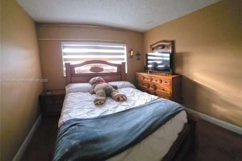 House in Miami, Florida 2 bedrooms, 87.79 sq.m. № 2022444 - photo 15