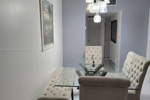 House in Miami, Florida 2 bedrooms, 87.79 sq.m. № 2022444 - photo 6