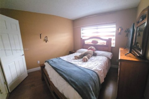 House in Miami, Florida 2 bedrooms, 87.79 sq.m. № 2022444 - photo 14