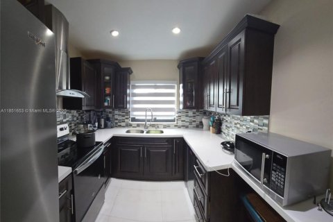 House in Miami, Florida 2 bedrooms, 87.79 sq.m. № 2022444 - photo 9