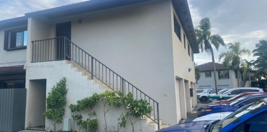 House in Miami, Florida 2 bedrooms, 87.79 sq.m. № 2022444